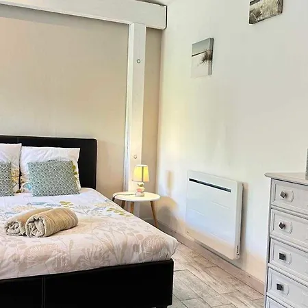 Beautiful House With Garden - Near Park *