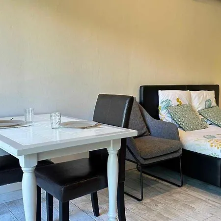 Beautiful House With Garden - Near Park *